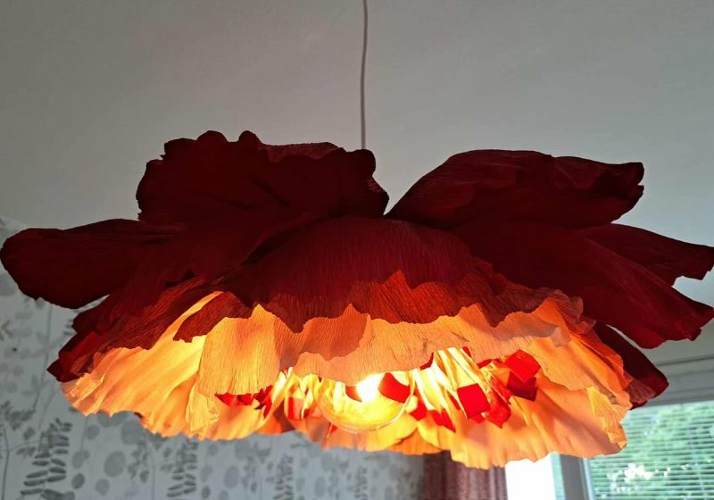 Mellan blomlampa i röda nyanser